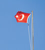 La bandera turca ondea sobre las ruinas del castillo bizantino de Mileto.