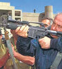 Netanhayu prueba una de las armas que Israel ofrece a la Argentina. (Fuente: Fuerzas de Defensa de Israel)