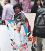 Una mujer vende afiches con la cara del Papa ayer cerca de la catedral de Bogotá. (Fuente: EFE)