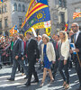 Dirigentes del gobierno catalán encabezan una marcha en favor de los alcaldes independentistas.