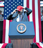 Donald Trump se acomoda una gorra durante un acto proselitista en Huntsville, Alabama. (Fuente: AFP)