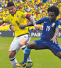 El colombiano James Rodríguez lucha por la pelota con el brasileño William.