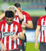 Los jugadores de Estudiantes buscan el refugio del vestuario. (Fuente: Fotobaires)