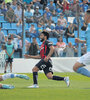 Gudiño festeja la apertura del marcador en cancha de Temperley. (Fuente: DyN)