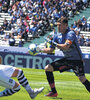 El arquero Bértoli se queda con la pelota. (Fuente: Télam)