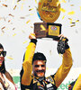 Emiliano Spataro levanta el trofeo tras su victoria en el autódromo de Rafaela. (Fuente: Prensa TC)