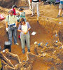 Integrantes del Equipo Argentino de Antropología Forense trabajando en la fosa común tucumana Pozo de Vargas.