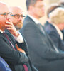 Merkel junto a congresistas de diferentes partidos, en el funeral de un político conservador ayer en Berlín. (Fuente: EFE)