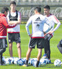 Gallardo habla con los jugadores en la práctica. (Fuente: Fotobaires)