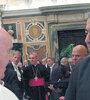 Héctor Daer, uno de los que está en Roma, va por otra foto junto al papa Francisco.