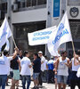Trabajadores de Unilever manifestaron ayer en la esquina de San Lorenzo y Ovidio Lagos.