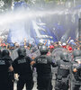 La represión policial provocó decenas de heridos durante las manifestaciones contra la reforma previsional. (Fuente: Leandro Teysseire)