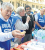 Un grupo de jubilados brindó ayer con agua en señal de protesta contra la reforma previsional. (Fuente: Sandra Cartasso)