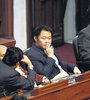 Kenyi Fujimori (centro), líder opositor en el Congreso, durante la sesión del viernes. (Fuente: AFP)