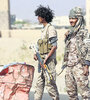 Soldados del Comité de Resistencia Popular, aliados a los saudíes, paran autos en Beihan, Yemen. (Fuente: AFP)