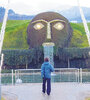 El gigante de piedra y musgo que custodia Kristallwelten a la sombra de los Alpes. (Fuente: Graciela Cutuli)