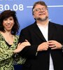 El director mexicano Guillermo del Toro junto la actriz británica Sally Hawkins durante la presentación de su película "La forma del agua" en el Festival de Venecia. (Fuente: EFE)