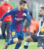 Messi maniobra ante un jugador del Levante. El rosarino abrió la cuenta en el triunfo de Barcelona. (Fuente: AFP)