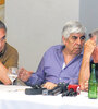 Juan Carlos Schmid, Hugo Moyano y Luis Barrionuevo, reunidos ayer en la sede de los gastronómicos en la costa atlántica. (Fuente: Télam)