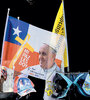 Merchandising papal en una vidriera de Santiago a horas de la llegada de Francisco. (Fuente: AFP)