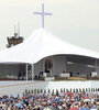 Una multitud presenció la misa final del Papa en la base de la Fuerza Aérea de Las Palmas. (Fuente: EFE)