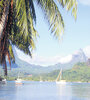 La legendaria bahía de Cook, en Moorea, enmarcada por montañas.