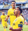 Tevez festeja su gol, el primero de Boca que abrió la goleada ante el San Martín sanjuanino. Pavón se acerca para compartir su felicidad. (Fuente: Fotobaires)