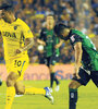 Edwin Cardona, la figura del partido, supera a su marcador en la mitad de la cancha. (Fuente: Julio Martín Mancini)