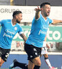 Lértora sale disparado a festejar su gol junto a Godoy. Lo sufren Matos y Chacarita. (Fuente: Fotobaires)