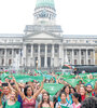 El “pañuelazo” realizado frente al Congreso, donde miles de mujeres reclamaron una ley de aborto. (Fuente: Leandro Teysseire)