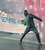 Un manifestante antifascista arroja una botella contra el cordón policial en Turín. (Fuente: AFP)