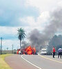 El escenario trágico, donde intervinieron los bomberos para apagar el fuego y retirar los cuerpos. (Fuente: Misiones Online)
