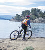 Mountain bike bordeando el lago Moquehue, un circuito para entrenarse en el norte neuquino. (Fuente: Sandra Cartasso)