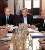 Los ministros Farías y Saglione con representantes de los gremios estatales.