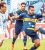 n Tevez controla le pelota ante la presencia de su marcador. El delantero jugó un poco mejor que el miércoles pasado. (Fuente: Télam)