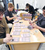 Voluntarios preparan boletas en un centro de votación de la capital italiana. (Fuente: AFP)