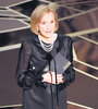 Eva Marie Saint y su sobre XXL con letras doradas bien visibles. (Fuente: AFP)