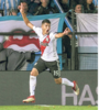 El chico Palacios festeja con la boca llena de gol el segundo de su equipo, que lo hizo cuando faltaba un minuto para el final del partido. (Fuente: Télam)