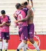 Abrazo de gol para el tercero de Patronato. (Fuente: Télam)