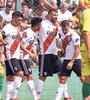 Pratto festeja con Pity Martínez, autor del primero gol de la tarde, y Mora, el tercero de River. (Fuente: Fotobaires)