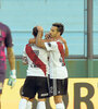 Mora, Scocco y Palacios, en una postal de la alegría por el gol. Los jugadores de Arsenal, la cara de la decepción.