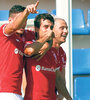 Araujo es felicitado por Damonte y Pussetto luego de marcar el segundo gol de Huracán.