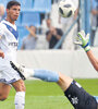 Robertone pica la pelota por encima del arquero De Bórtoli para marcar el cuarto gol. (Fuente: Télam)