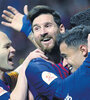 Messi en medio de los festejos junto a sus compañeros del equipo catalán.