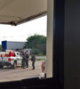 Los gendarmes se apostaban ayer en la planta de la ex Refinería San Lorenzo. (Fuente: Foto Gentileza Diario Síntesis.)