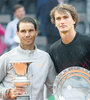 Rafa Nadal levanta el trofeo junto a Zverev. (Fuente: AFP)