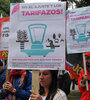 La Multisectorial contra el Tarifazo frente a la Legislatura. (Fuente: Eduardo Seval)