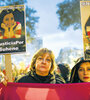 catarina y sarah, madre y hermana de suhene carvalhes muñoz, asesinada en 2014, marchando por ella y a favor del aborto.