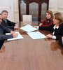 Ratner con la intendenta Fein y otros funcionarios en la firma del acuerdo salarial