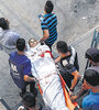 En la Ciudad de Gaza llevan a la morgue el cadáver de Mohammned Badwan, muerto ayer en el bombardeo. (Fuente: AFP)